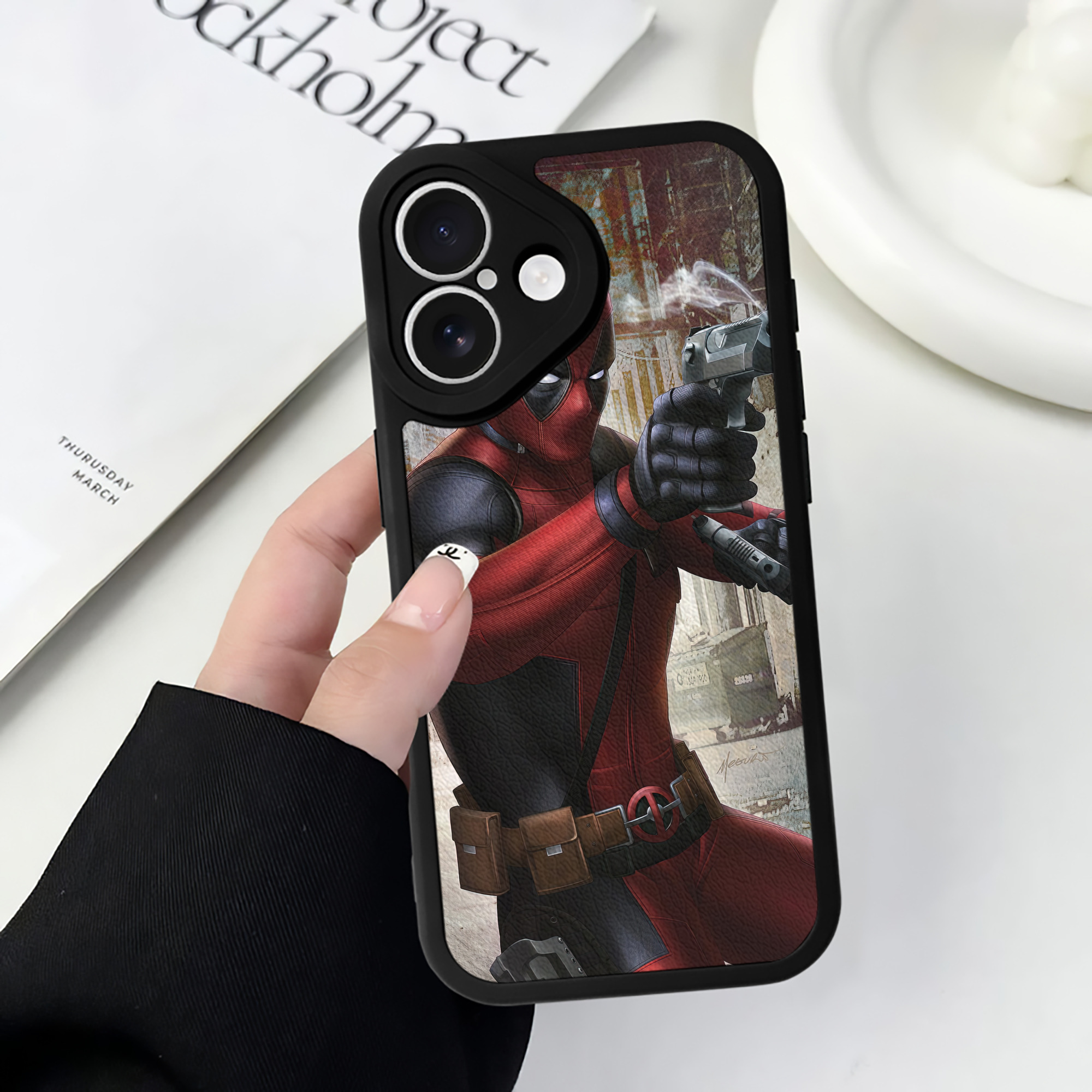 （画像用） Deadpool デッドプール 【iPhone 16シリーズ対応】シリコンスマホケース（レザー調） 材質：シリコン